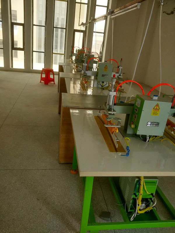 氣動(dòng)式合片機(jī)應(yīng)用